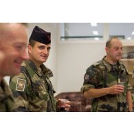 Un officier du 3e régiment d'artillerie de marine (3e RAMa) participe à un repas de cohésion en présence du colonel Olivier Waché au mess de Tapa, en Estonie.