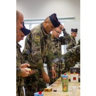 Des bigors du 3e régiment d'artillerie de marine (3e RAMa) participent à un repas de cohésion au mess de Tapa, en Estonie.