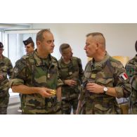 Le colonel Olivier Waché discute avec un officier du 2e régiment étranger d'infanterie (2e REI) au mess de Tapa, en Estonie.