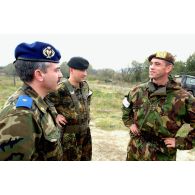 Conversation multinationale des officiers de la TFF lors d'un exercice d'extraction des monitors en ERYM.