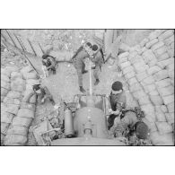 Equipe de tir du 12e RA sur une pièce de 155 mm, Beyrouth.