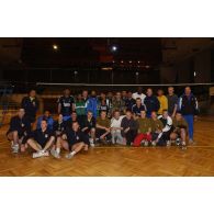 Photographie de groupe des équipes du tournoi de volley-ball à la BMN-N de Mitrovica.