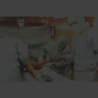 Opération chirurgicale franco-allemande de greffe de peau sur un enfant afghan, avec le médecin colonel Potier, hôpital militaire allemand.