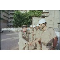 Le colonel Fleutiaux visite un poste des DETOBS, Beyrouth.