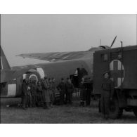 Avion de transport Douglas C-47 Dakota sur une base de la royal canadian Air force.