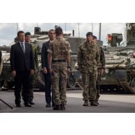 Le secrétaire général de l'OTAN Jens Stoltenberg est accueilli pour une présentation de matériel à Tapa, en Estonie.