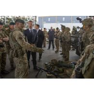 Présentation du stand de matériel militaire britannique au secrétaire général de l'OTAN Jens Soltenberg à Tapa, en Estonie.
