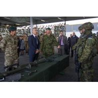 Le colonel estonien Veiko-Vello Palm présente le stand de matériel militaire estonien au secrétaire général de l'OTAN Jens Soltenberg à Tapa, en Estonie.