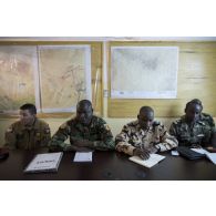 Des officiers français et tchadiens participent à une éunion de commandement inter-alliés à N'Djamena.