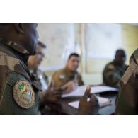 Ecusson de la force conjointe G5 Sahel sur l'épaule d'un officier tchadien, photographié lors d'une réunion de commandement inter-alliés à N'Djamena..
