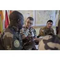 Le colonel Adoum Ramadane Baroua, commandant du secteur nord, s'entretient avec des officiers français lors d'une réunion de commandement inter-alliés à N'Djamena.