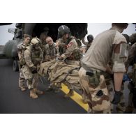 Des éléments du Rôle 2 recueillent des blessés débarqués par des soldats canadiens depuis un hélicoptère de transport Chinook CH-47 lors d'un exercice d'évacuation sanitaire à Gao.