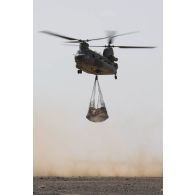 Atterrissage d'un hélicoptère de transport Chinook CH-47 lors d'un transport de fret sur la base de Ménaka.