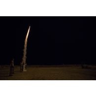 Tir de fusées éclairantes lors d'une formation sur la base de Ménaka.