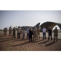 Les membres de la commission de la Défense nationale et des forces armées de l'Assemblée nationale assistent à une présentation dynamique sur avion Mirage 2000 au sein de la base de Niamey.