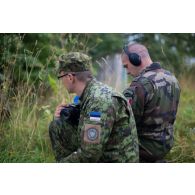 Un caméraman de la Légion étrangère et un photographe estonien couvrent une manoeuvre à Sonda, en Estonie.