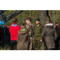 Un soldat britannique du Royal Corps of Engineers et un soldat estonien encadrent un groupe de scouts à Tapa, en Estonie.