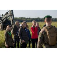 Un légionnaire encadre un groupee de scouts à Tapa, en Estonie.