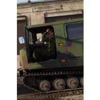 Un soldat estonien conduit un véhicule articulé chenillé (VAC) Bandvagn 206 à Jõhvi, en Estonie.