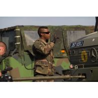 Un soldat guide le déchargement d'un camion Unimog 1300L à Tapa, en Estonie.