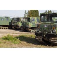 Des véhicules articulés chenillés (VAC) Bandvagn 206 stationnent sur le camp de Tapa, en Estonie.