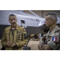 Le lieutenant-colonel Yann Kerneis du détachement drone 1/33 Belfort présente un drone de combat MQ-9 Reaper au sein de la base de Niamey.