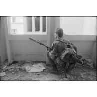 Soldat en reconnaissance dans un immeuble, Beyrouth.