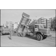 Construction de merlons et de chicanes par le 17e RGP, Beyrouth.