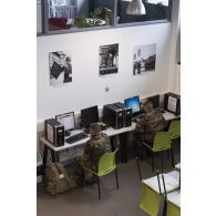 Des saint-cyriens travaillent sur des postes informatiques à la bibliothèque de l'école spéciale militaire (ESM) de Saint-Cyr Coëtquidan.