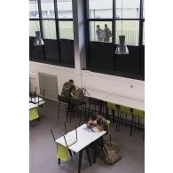 Des saint-cyriens travaillent à la bibliothèque de l'école spéciale militaire (ESM) de Saint-Cyr Coëtquidan.