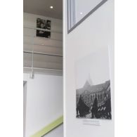 Des photographies agrémentent la salle de lecture de la bibliothèque de l'école spéciale militaire (ESM) de Saint-Cyr Coëtquidan.