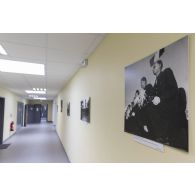 Des photographies agrémentent un couloir de la bibliothèque de l'école spéciale militaire (ESM) de Saint-Cyr Coëtquidan.