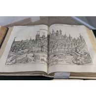 Exposition du livre ancien De Liber chronicarum (Die Schedelsche Weltchronik) par Hartmann Schedel (1493) à la bibliothèque de tradition de l'école spéciale militaire (ESP) de Saint-Cyr Coëtquidan.