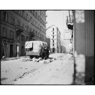 Camion et matériels allemands abandonnés dans une rue de Bastia.