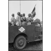 L'étendard du 1er REC (régiment étranger de cavalerie) et sa garde sont à bord d'un scout-car M3A1 lors d'une prise d'armes près de la forêt de la Mamora.