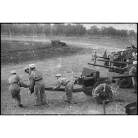 Des légionnaires de l'escadron antichars du 1er REC (régiment étranger de cavalerie) déplacent leurs canons de 57 mm M1 à l'issue de la prise d'armes près de la forêt de la Mamora.