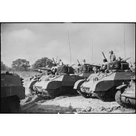 Equipages d'un escadron du 1er REC (régiment étranger de cavalerie) à bord de leurs chars légers Stuart M3 après une prise d'armes près de la forêt de la Mamora.