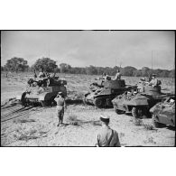 Les différents blindés du 1er REC (régiment étranger de cavalerie), automitrailleuse M8, char léger Stuart M3, obusier automoteur M8, se mettent en marche pour un exercice à l'issue d'une prise d'armes.