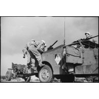 Des légionnaires du 1er REC (régiment étranger de cavalerie) embarquent à bord de leur scout-car M3A1 à l'issue d'une prise d'armes près de la forêt de la Mamora.
