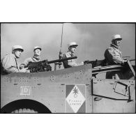 Equipage d'un scout-car M3A1 du 1er REC (régiment étranger de cavalerie) à l'issue d'une prise d'armes près de la forêt de la Mamora.
