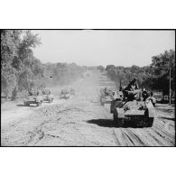 Défilé de chars légers M3 d'un des escadrons du 1er REC (régiment étranger de cavalerie) à la lisière de la forêt de la Mamora.