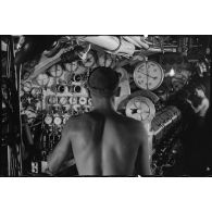 Sous-marinier dans la salle des machines du sous-marin Casabianca.