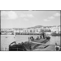 Le sous-marin Casabianca à quai dans le port d'Alger pendant le chargement et le ravitaillement avant un départ en mission.