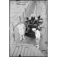 Portrait en plongée du capitaine de frégate Jean L'Herminier et de son officier en second sur le pont du sous-marin Casabianca.