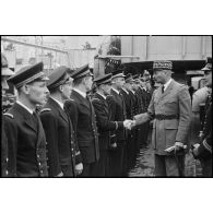 Le général d'armée Giraud rencontre les officiers de l'état-major du contre-torpilleur Terrible.