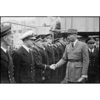 Le général d'armée Henri Giraud, commandant en chef civil et militaire, passe en revue l'équipage du contre-torpilleur le Terrible et salue les officiers de l'état-major.