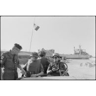 Artilleurs du 12e RA en attente d'embarquer, port de Beyrouth.