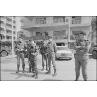 Le colonel Coste et un responsable de l'armée libanaise, Beyrouth.