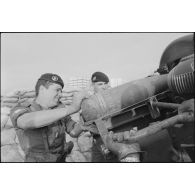 Chargement d'un obus dans un canon de 155 mm du 68e RA, Beyrouth.