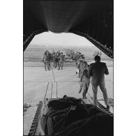 Embarquement des marsouins à bord de Transall C-160, Hyères.